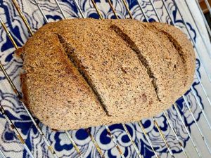 לחם דל פחמימות ונטול גלוטן - מעוצב ככיכר - מתקרר לאחר האפייה
