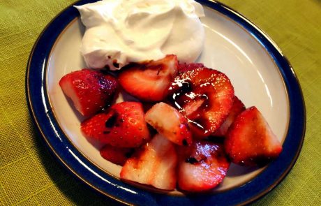 תותים עם חומץ בלסמי מצומצם – קינוח דל פחמימות